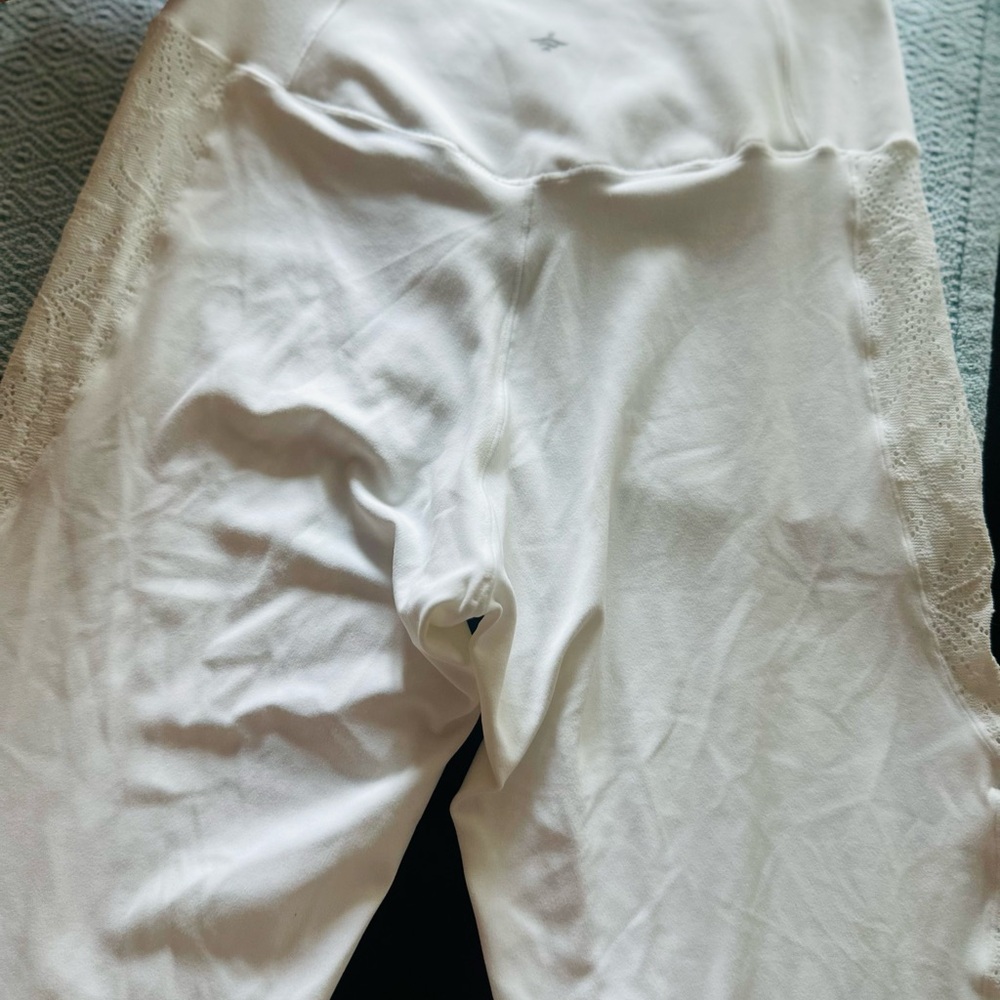 HALARQSoftlyzero High Waisted Crossover Contrast Lace Capri Yoga Leggings-UPF50+ - Picture 3 of 5
